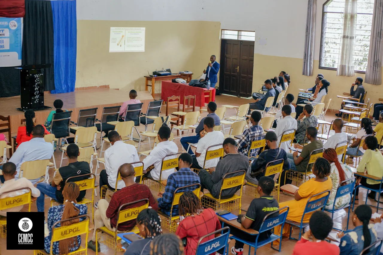 Un intervenant s’adresse au public pendant une séance du Healthy Heart Program.