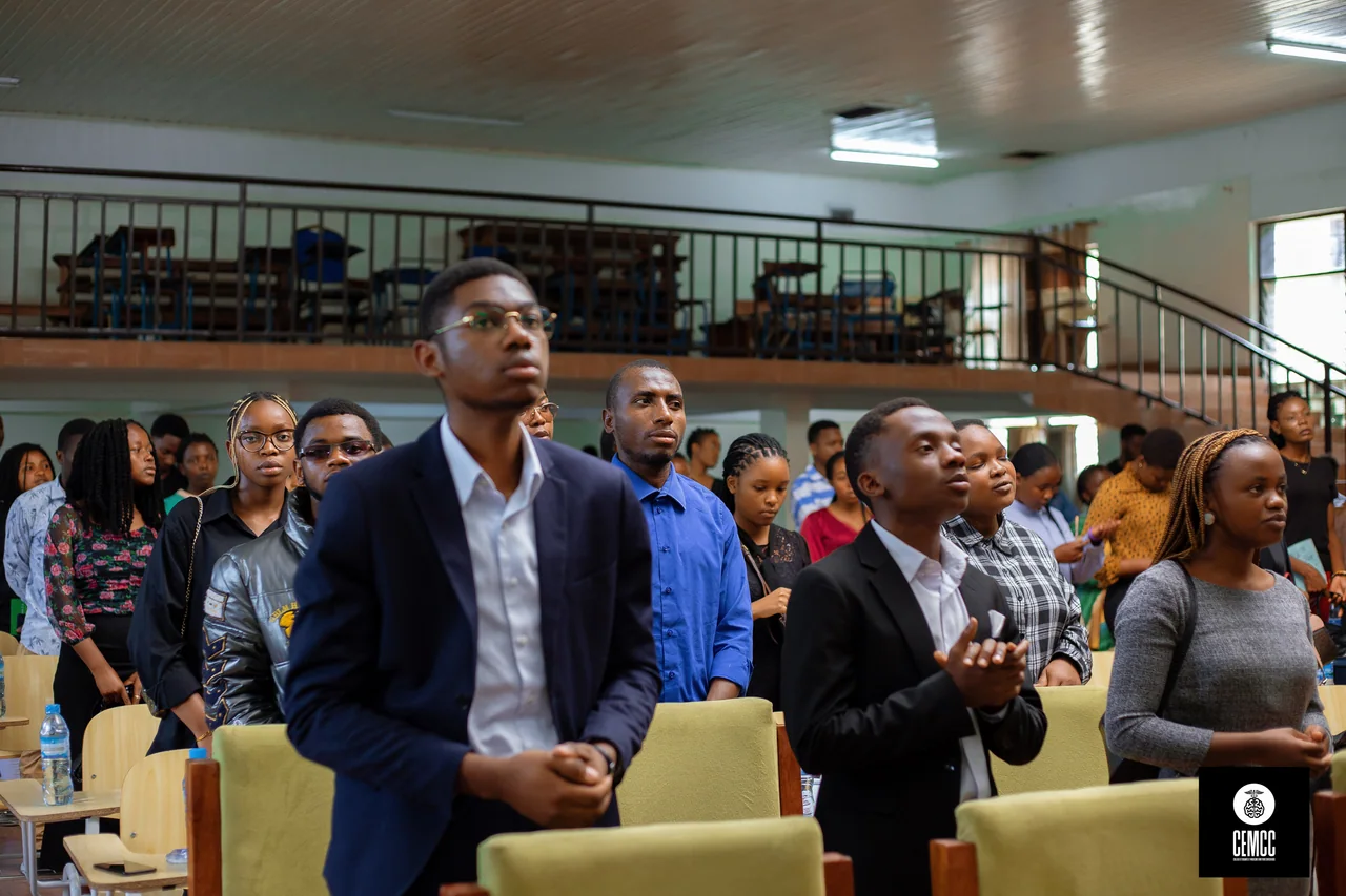 Participants réunis dans une salle lors d’une rencontre CEMCC.