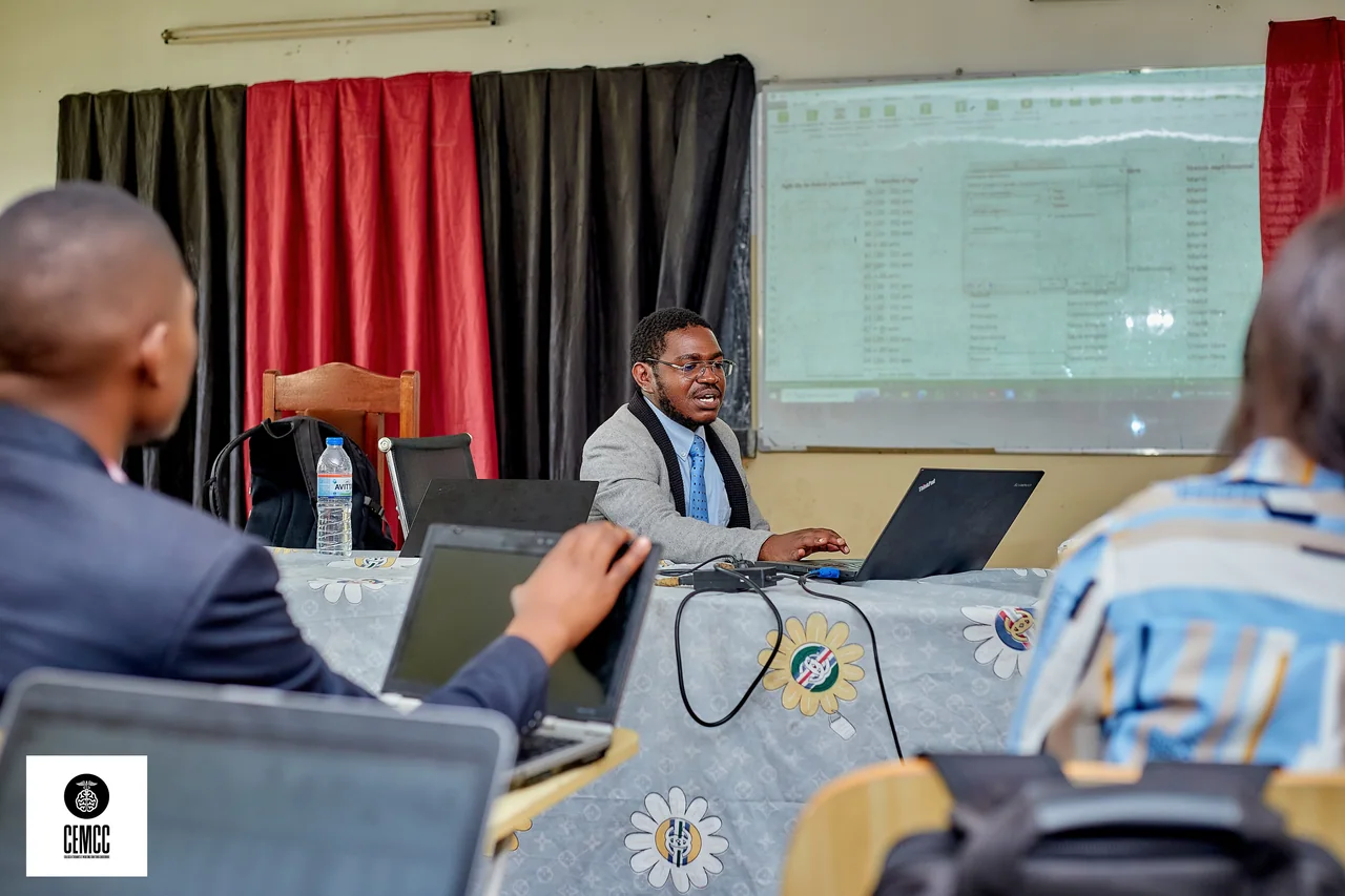 Un intervenant anime un atelier de biostatistique devant des participants équipés d’ordinateurs.