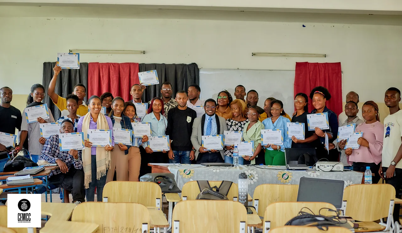 Photo de groupe des participants à la formation en biostatistique, tenant leurs attestations.